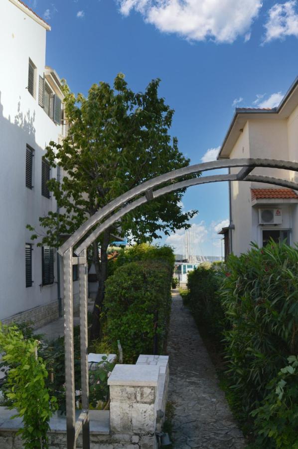 Issa Holiday Home - 3 Min Walk To Beach คาชเตลา ภายนอก รูปภาพ
