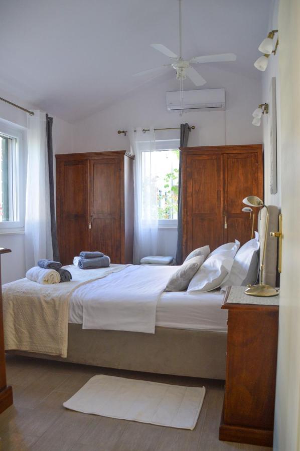 Issa Holiday Home - 3 Min Walk To Beach คาชเตลา ภายนอก รูปภาพ